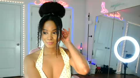 Jazminefox online show from August 3, 7:10 pm