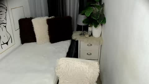Jeanwants2play online show from August 7, 4:45 am