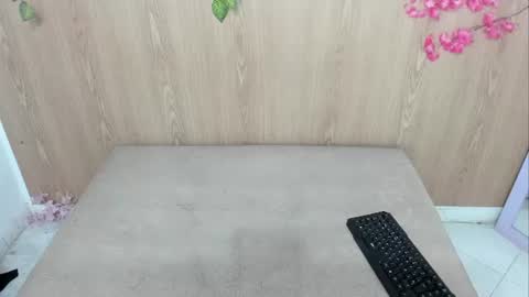 Jenelotizz online show from August 14, 6:06 am