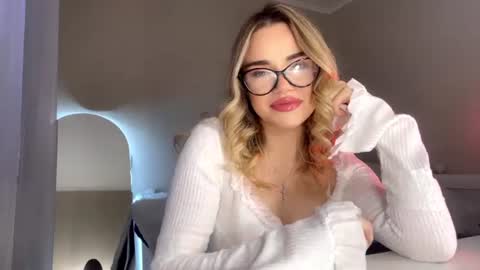 Jenn online show from August 11, 9:33 am