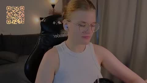  JessieVibes online show from August 9, 1:23 pm