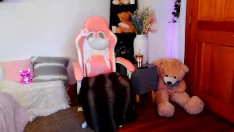 Jessabelle Diamond online show from July 30, 4:25 pm