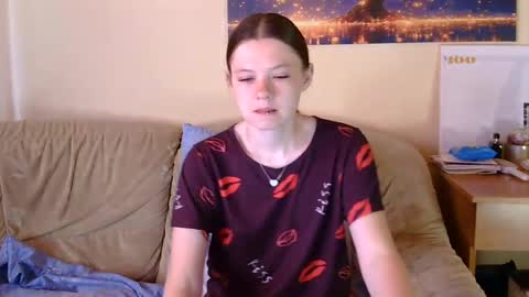 jessicaholland1 online show from August 7, 4:01 am