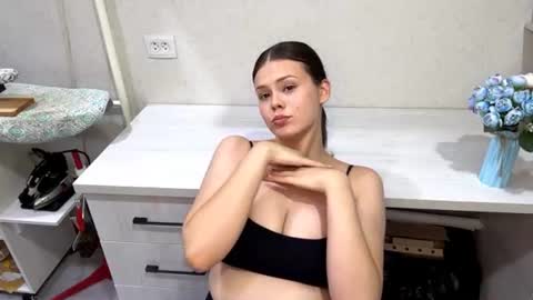 alizellle online show from August 6, 8:19 pm