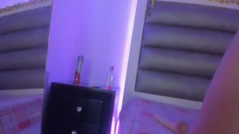 jolie_js online show from August 8, 3:01 pm