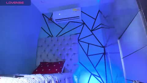 independent model online show from August 8, 5:35 pm