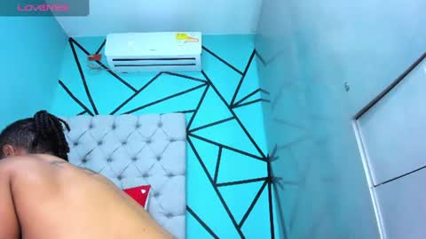 independent model online show from August 14, 6:33 pm