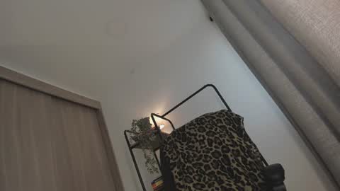 Juli Modelo Independiente online show from August 13, 3:37 pm