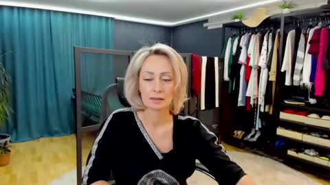 julia__cherry_ online show from May 14, 2:05 pm