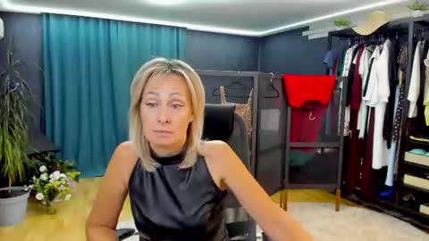 julia__cherry_ online show from September 4, 4:33 pm