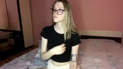 julia_charm online show from August 13, 4:32 pm