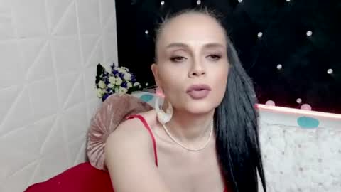 Julia Divinne online show from July 20, 9:45 am