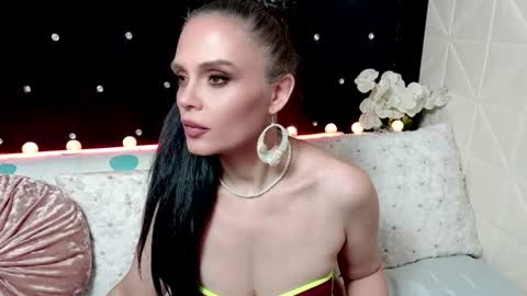 Julia Divinne online show from July 27, 12:49 am