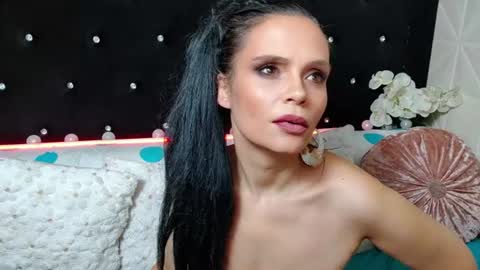 Julia Divinne online show from August 12, 2:36 am