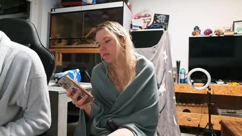 julia_official online show from May 7, 10:22 pm