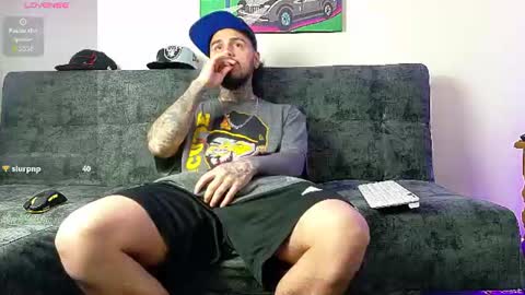 Julian independent model online show from August 10, 2:40 pm