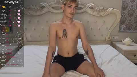 julian_win online show from May 22, 12:34 am