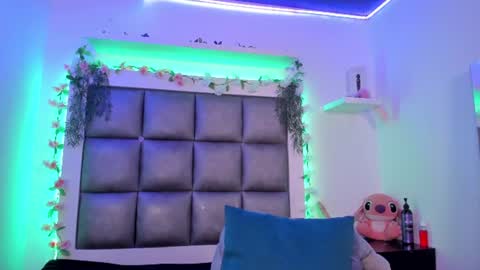juliana_js_ online show from August 11, 6:15 am