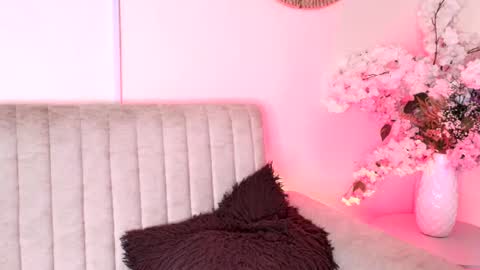 julianne_19 online show from August 5, 11:58 pm
