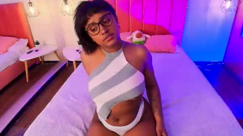 julianne_19 online show from August 10, 8:21 pm