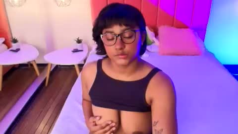 julianne_19 online show from August 11, 8:22 pm
