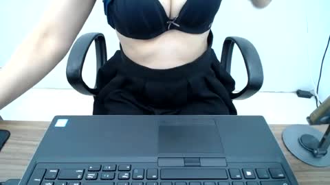 julie9x online show from August 8, 4:01 am