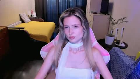 Julie online show from August 4, 3:20 pm