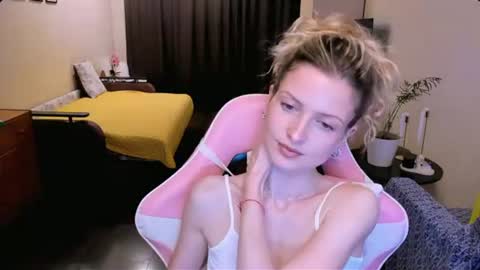 Julie online show from August 5, 6:28 pm