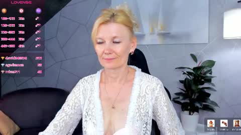Julie Lucasss online show from August 6, 4:55 am