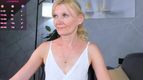 Julie Lucasss online show from August 7, 9:09 am