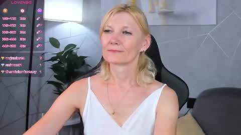 Julie Lucasss online show from August 7, 10:15 am