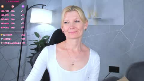Julie Lucasss online show from August 10, 3:30 am