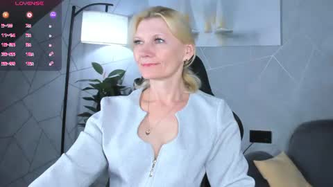 Julie Lucasss online show from August 11, 12:23 am