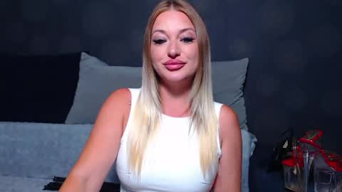 julia online show from August 15, 3:43 am