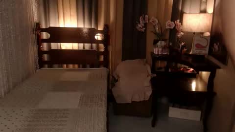 justine_hunk online show from June 3, 7:34 am