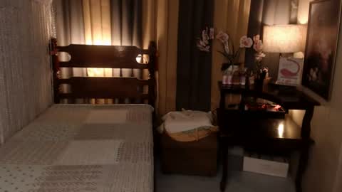 justine_hunk online show from June 16, 9:30 am