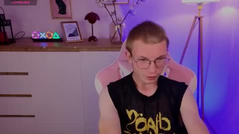 justleo_ online show from August 8, 10:10 pm