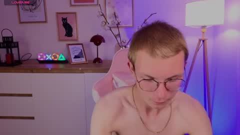justleo_ online show from August 8, 11:16 pm
