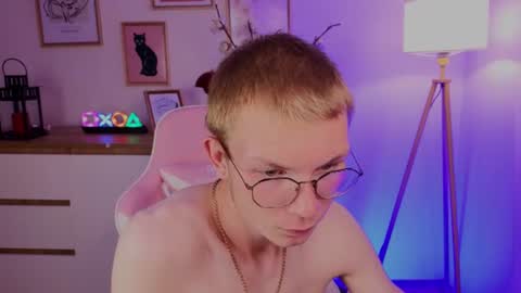 justleo_ online show from August 9, 1:28 am