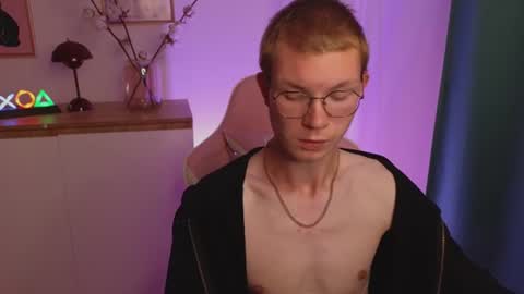 justleo_ online show from August 12, 6:10 pm
