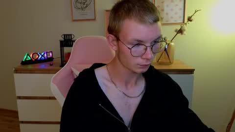 justleo_ online show from August 12, 7:16 pm