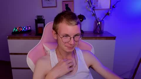 justleo_ online show from August 12, 8:22 pm