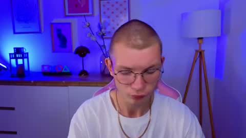 justleo_ online show from August 15, 1:37 pm