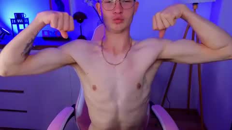 justleo_ online show from August 15, 3:38 pm