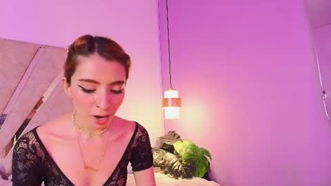 Mia online show from July 31, 9:31 pm