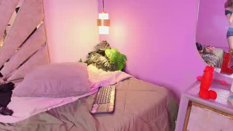 Mia online show from August 1, 9:04 am