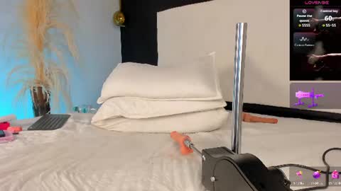 justmolly_ online show from August 6, 10:58 am