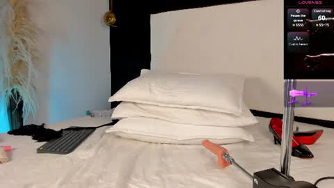 justmolly_ online show from August 12, 6:27 am