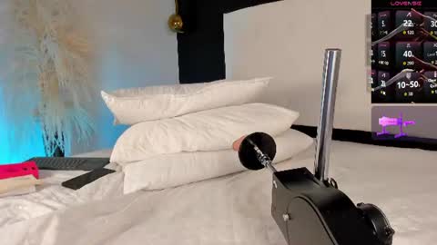 justmolly_ online show from August 13, 10:40 am