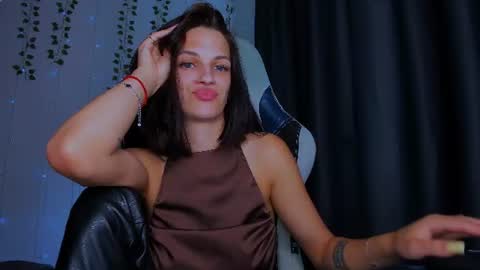karla_lim online show from July 28, 11:05 am